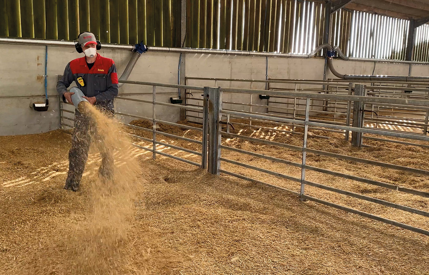 500E Spreading straw